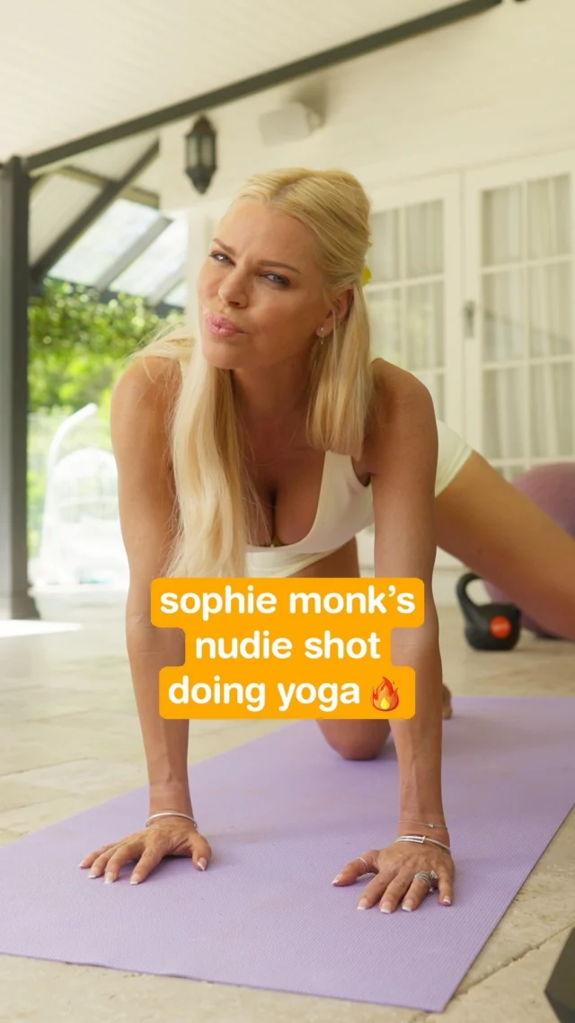 @sophiemonk knows all the right poses 😉 For yoga, of course! 🧘‍♀️ Namaste, juice shot lovers. 🍊 #nudieshots